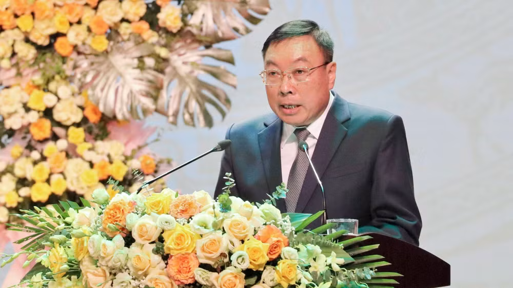 Đồng chí Đinh Văn Tiên, Bí thư Thành ủy Ninh Bình trình bày diễn văn tại lễ kỷ niệm.