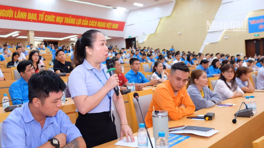 Đoàn viên công đoàn phát biểu ý kiến, kiến nghị với Bí thư tỉnh ủy Bình Phước Nguyễn Mạnh Cường.