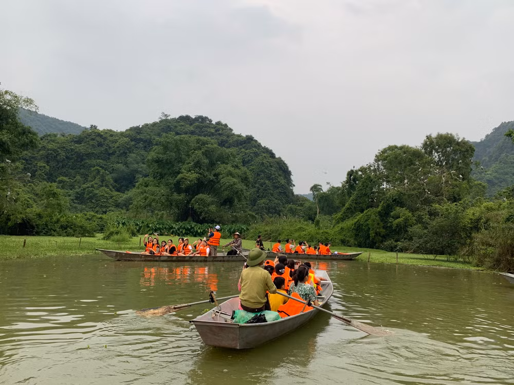 Lao động chèo thuyền phục vụ du khách cần bảo đảm sức khỏe để an toàn cho bản thân và du khách tham quan. (Ảnh: Sở Du lịch Ninh Bình)