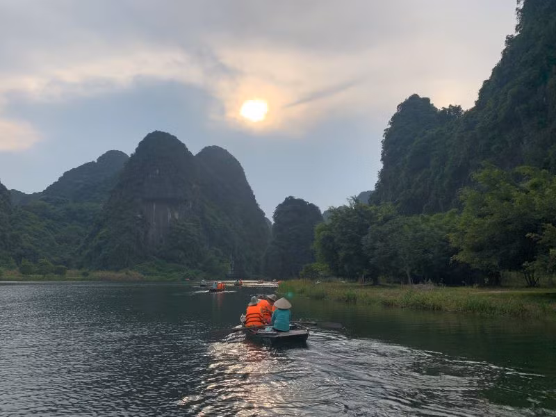 Chèo thuyền là công việc nặng nhọc, người lao động cần có kinh nghiệm và sức khỏe để bảo đảm an toàn cho du khách (Ảnh: Sở Du lịch Ninh Bình)