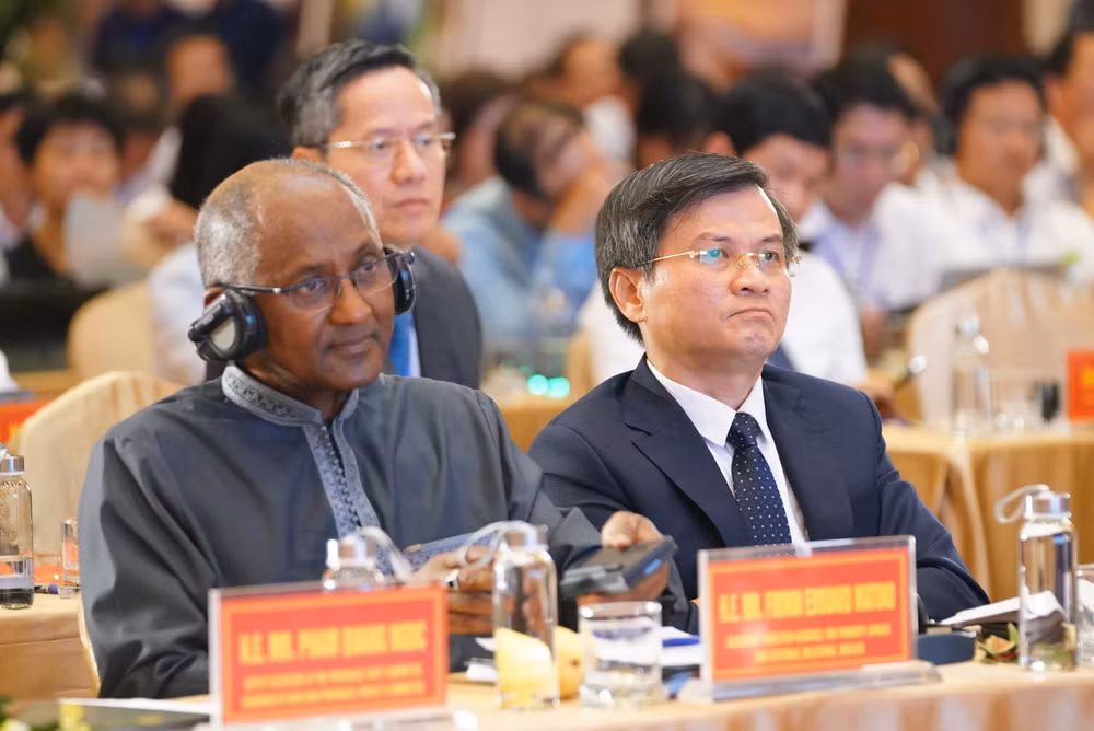 Ủy viên Ban chấp hành trung ương Đảng, Bí thư tỉnh ủy Ninh Bình Đoàn Minh Huấn cùng các đại biểu nghe tham luận tại hội nghị.