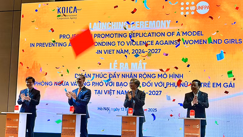Các đại biểu đến từ Bộ Lao động-Thương binh và Xã hội, UNFPA, KOICA và cơ quan liên quan bấm nút khai trương hai dự án thúc đẩy nhân rộng mô hình phòng ngừa và ứng phó với bạo lực đối với phụ nữ và trẻ em gái. (Ảnh: UNFPA)