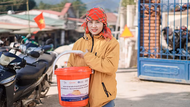 Trao tặng bộ dụng cụ vệ sinh cho người dân trong hoạt động hỗ trợ khẩn cấp. (Ảnh CARE)