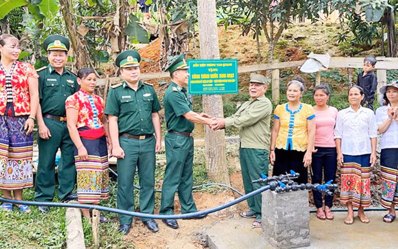 Đồn Biên phòng Tam Quang trao công trình nước sạch, tặng người dân.