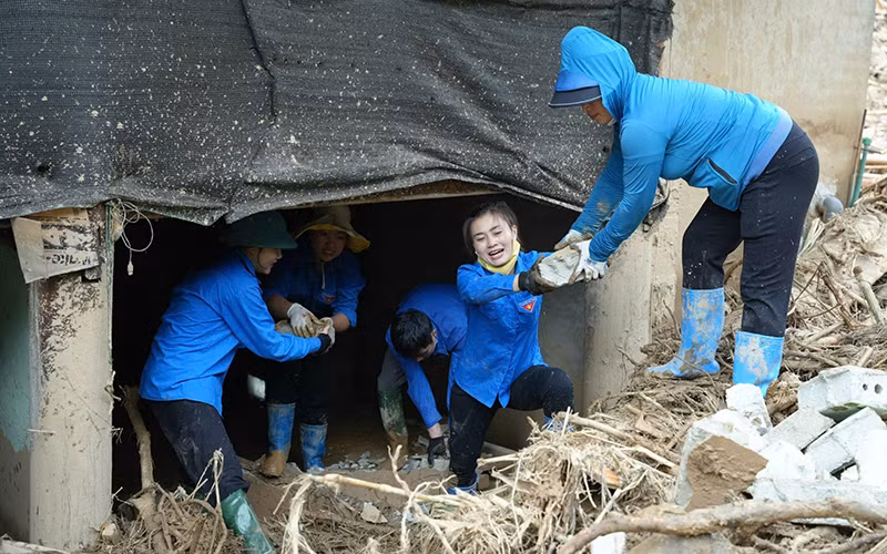 Đoàn viên, thanh niên tình nguyện khắc phục hậu quả thiên tai tại xã Mường Pồn (huyện Điện Biên, tỉnh Điện Biên).