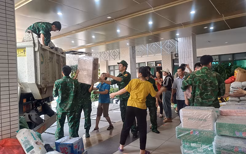 Bốc xếp, vận chuyển hàng hóa cứu trợ tại cơ quan Ủy ban Mặt trận Tổ quốc tỉnh Cao Bằng.