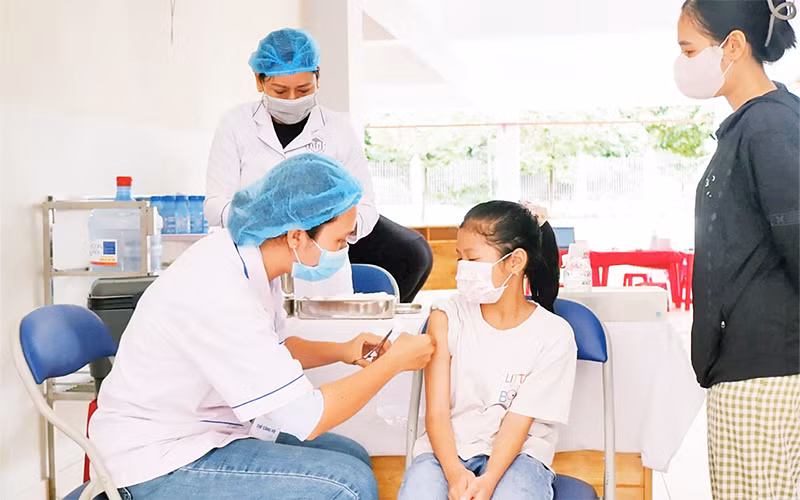 Học sinh được tiêm vắc-xin sởi-rubella (MR) trong chiến dịch tiêm vắc-xin sởi tại trường học.