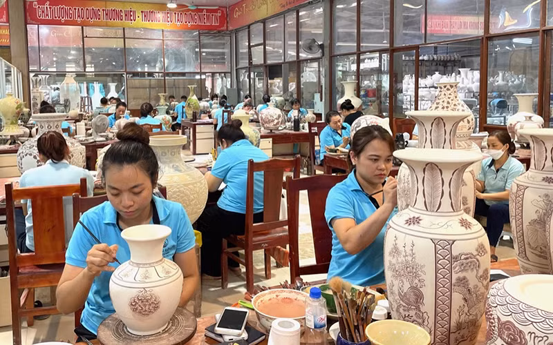 Nghệ nhân hoàn thiện sản phẩm gốm Chu Đậu.