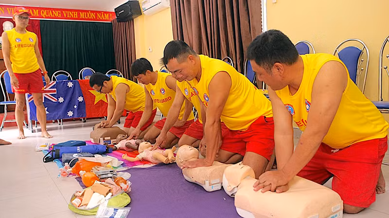 Luyện tập kỹ năng cứu hộ người đuối nước.