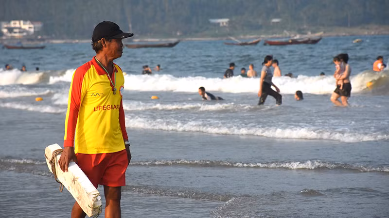 Ông Đặng Cư, một nhân viên cứu hộ lâu năm, chăm chú quan sát bao quát khu vực biển du khách đang tắm.