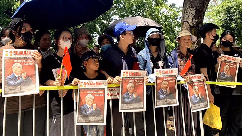 Người dân bày tỏ niềm thương tiếc sâu sắc với Tổng Bí thư Nguyễn Phú Trọng trong giờ phút tiễn biệt. (Ảnh THANH TRÀ)