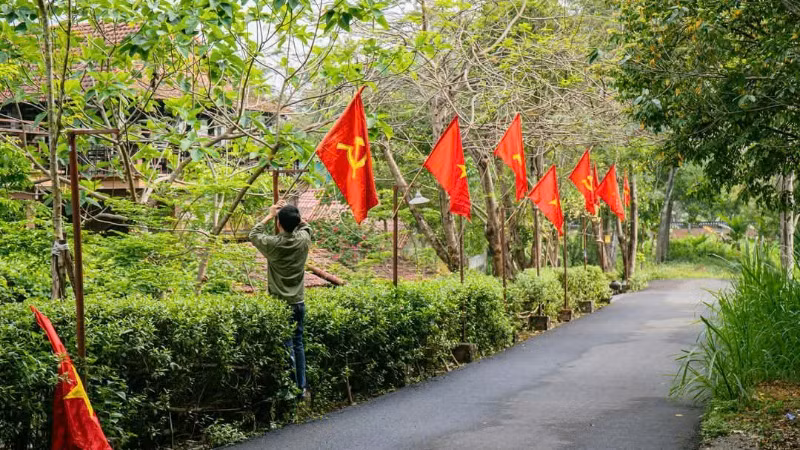 Đường vào hợp tác xã được cắm cờ trước ngày lễ trọng đại của đất nước.