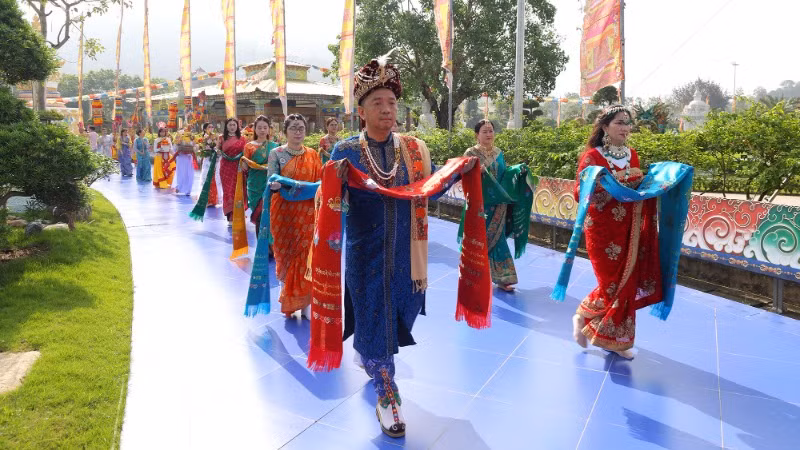 Đoàn Phật tử Việt Nam trong trang phục Ấn Độ cùng đoàn tùy tùng thân quyến gia tộc Phật. Đoàn Phật tử Việt Nam trong trang phục Ấn Độ cùng đoàn tùy tùng thân quyến gia tộc Phật.