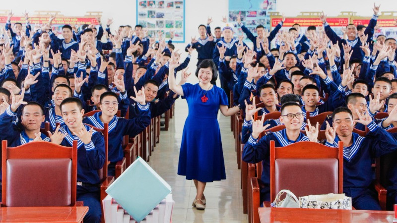 Không khí giao lưu đầy sôi nổi, hào hứng của Tiến sĩ giáo dục Nguyễn Thụy Anh và các chiến sĩ Hải quân.