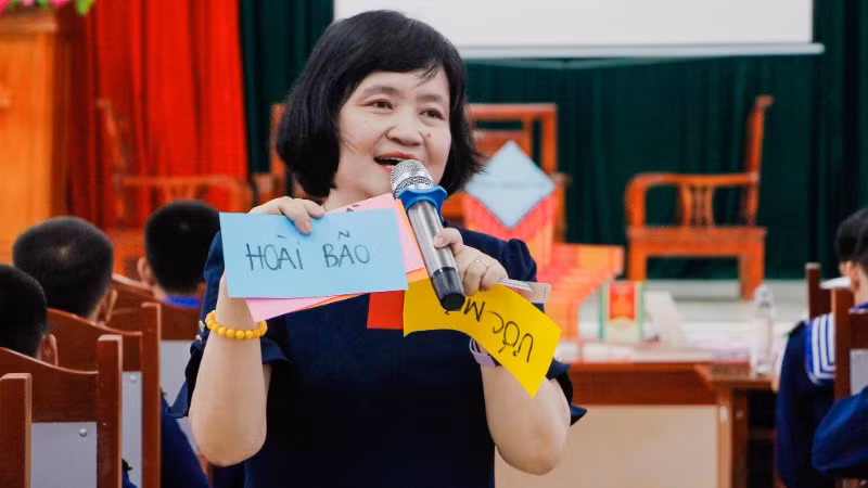 Nhà thơ, Tiến sĩ giáo dục Nguyễn Thụy Anh đã truyền nhiều kỹ năng đọc sách và cảm xúc ấm áp cho bộ đội.