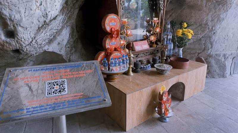 Mã QR được đặt tại động Kính Chủ.