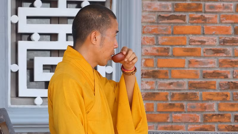 Khoảnh khắc đầy thư thái của Đại đức Thích Nhuận Hiếu. Khoảnh khắc đầy thư thái của Đại đức Thích Nhuận Hiếu.