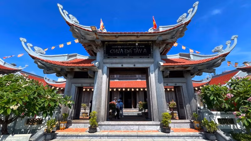 Cổng chùa Đá Tây A uy nghiêm mà gần gũi. Cổng chùa Đá Tây A uy nghiêm mà gần gũi.