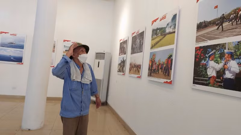 Dù vất vả với cuộc sống mưu sinh, nhiều người vẫn ghé thăm triển lãm với tình cảm mộc mạc và đầy xúc động.