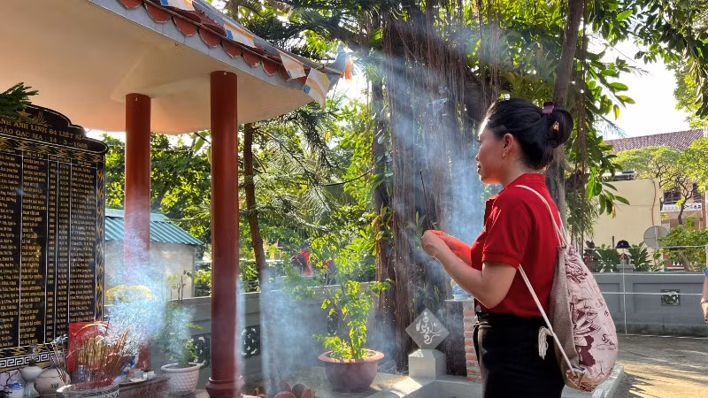 Khách thăm đảo với phút giây tĩnh lặng, xúc động ở chùa.