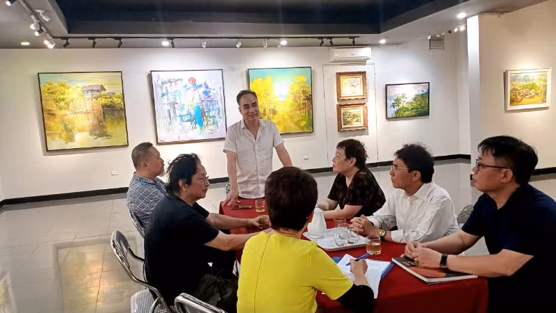 Hội đồng duyệt tranh của Nhà triển lãm 16 Ngô Quyền, trực thuộc Hội Mỹ thuật Việt Nam đã có cuộc họp để trao đổi về tác phẩm của họa sĩ.