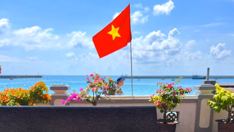 Nơi đảo xa, sự kiên trì vun đắp của các vị Đại đức đã mang đến sắc xanh tươi đầy sức sống. Nơi đảo xa, sự kiên trì vun đắp của các vị Đại đức đã mang đến sắc xanh tươi đầy sức sống.