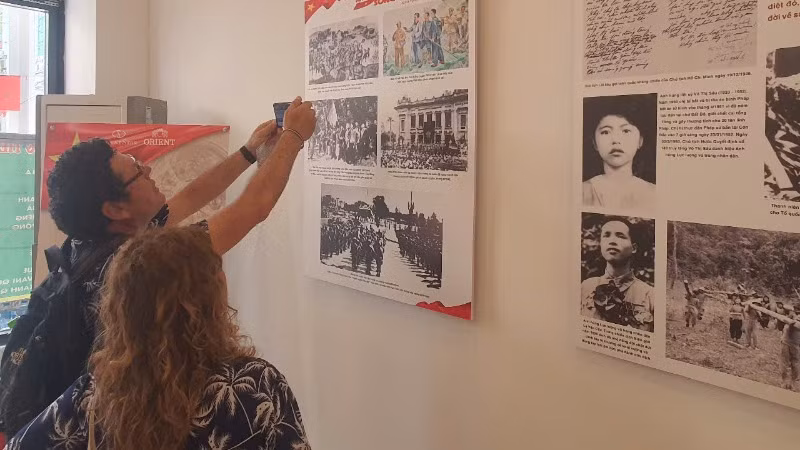 Du khách nước ngoài tìm hiểu lịch sử Việt Nam thông qua triển lãm.