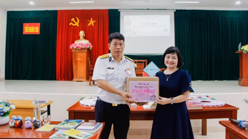 Câu lạc bộ Đọc sách cùng con đã trao tặng đơn vị món quà ý nghĩa.