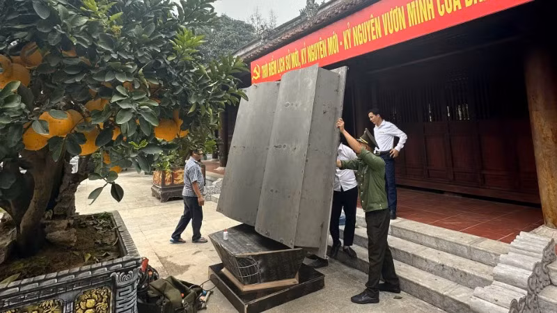Đặt thử mô hình tác phẩm.