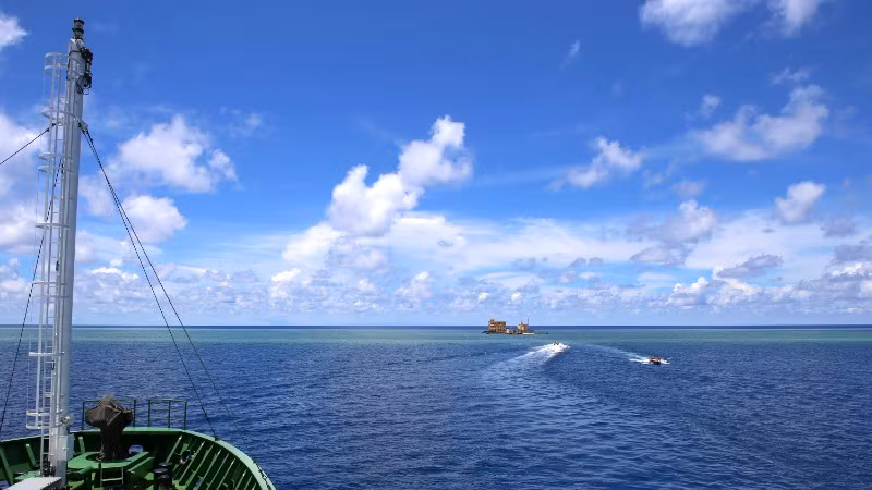 Những chuyến xuồng rời tàu vào thăm đảo Đá Lớn.