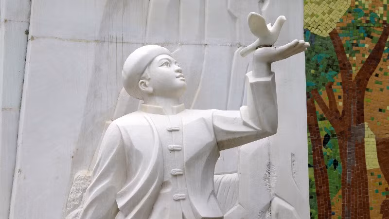 Tượng anh Kim Đồng trong quần thể Khu di tích Quốc gia đặc biệt Pác Bó.