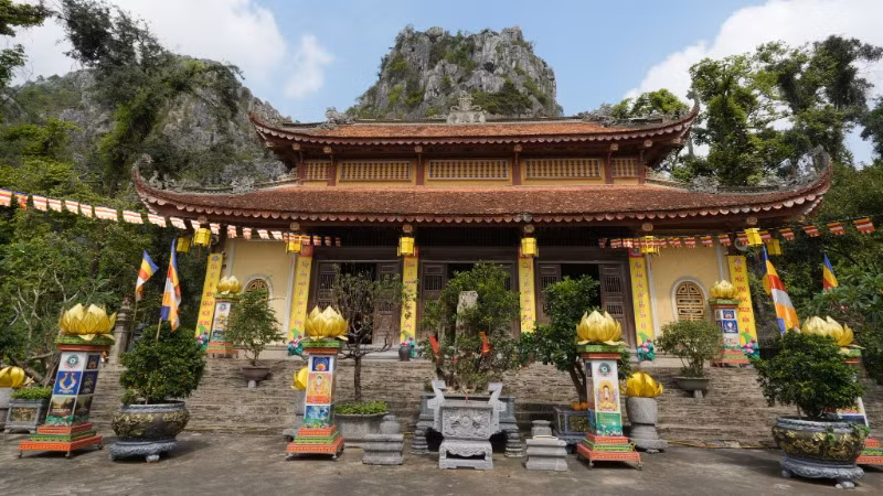 Chùa Nhẫm Dương thuộc quần thể di tích.