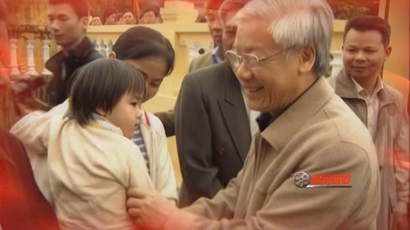 Cảnh trong phim tài liệu "Tổng Bí thư Nguyễn Phú Trọng - Nhà lãnh đạo trí tuệ, kiên trung và mẫu mực" được trao Giải A.