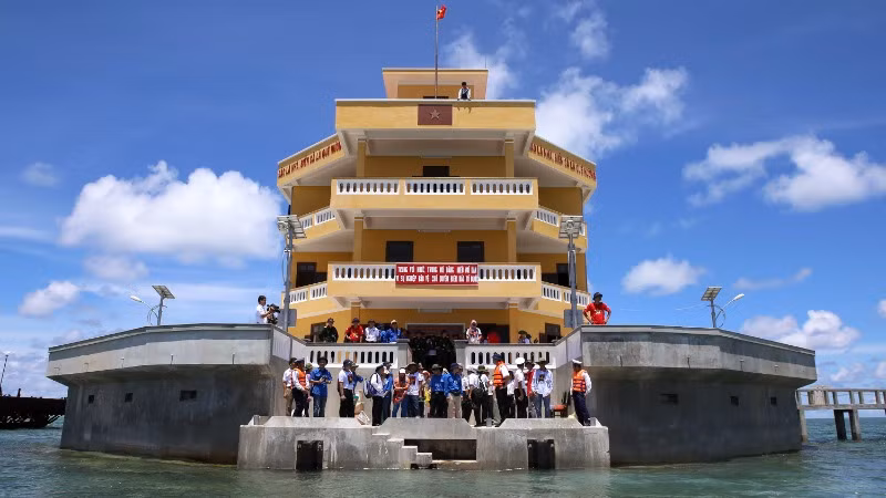 Đá Lớn là đảo chìm còn nhiều gian khó.