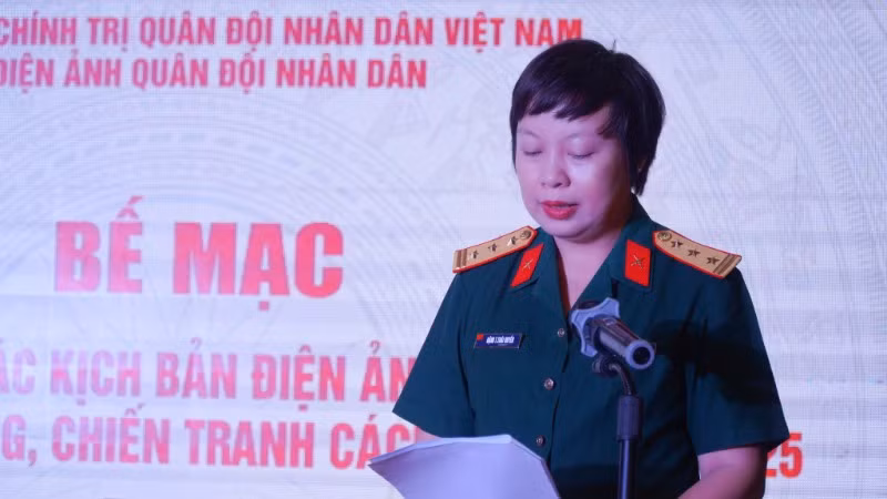 Thượng tá, Nghệ sĩ ưu tú Đặng Thái Huyền, Phó Giám đốc Điện ảnh quân đội nhân dân phát biểu tại lễ bế mạc.