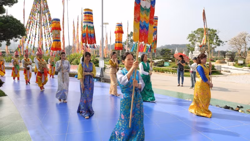 Đoàn rước Tám tướng thành đạo tiêu biểu cho những công hạnh vĩ đại nhất trong cuộc đời Đức Phật. Đoàn rước Tám tướng thành đạo tiêu biểu cho những công hạnh vĩ đại nhất trong cuộc đời Đức Phật.