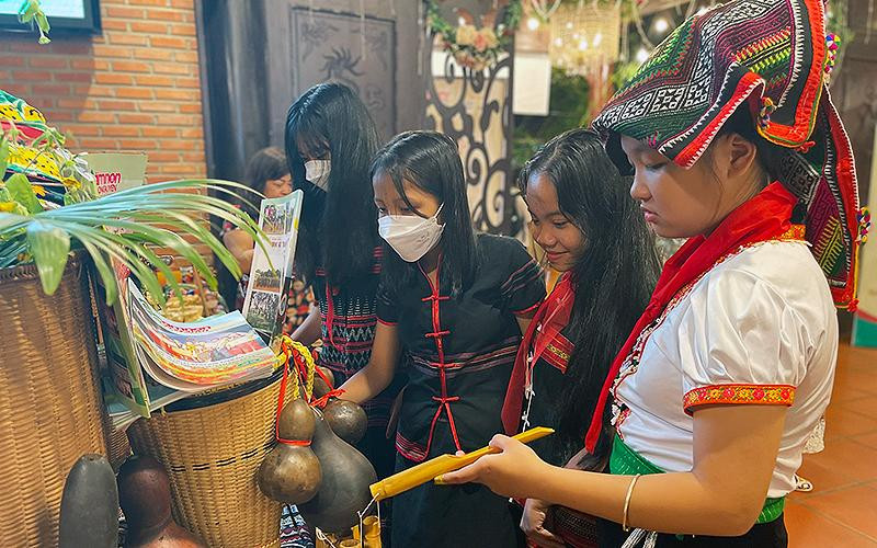 Đại biểu thiếu nhi các dân tộc tham quan gian hàng tại Ngày hội. 