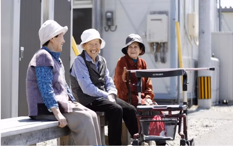 Các cụ bà đang trò chuyện tại tỉnh Kumamoto, tháng 4-2018. (Ảnh: Kyodo News)