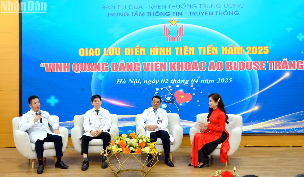 Các bác sĩ tham gia giao lưu trong chương trình. Ảnh: PHẠM CƯỜNG