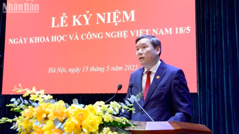 Giáo sư, Tiến sĩ Lê Văn Lợi, Phó Giám đốc Học viện Chính trị quốc gia Hồ Chí Minh phát biểu tại lễ kỷ niệm. (Ảnh: PHẠM CƯỜNG)