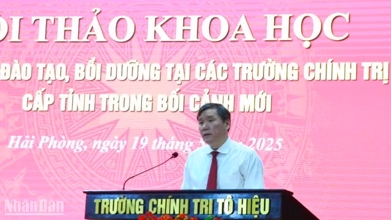 Giáo sư, Tiến sĩ Lê Văn Lợi, Phó Giám đốc Học viện Chính trị quốc gia Hồ Chí Minh phát biểu đề dẫn hội thảo. (Ảnh: PHẠM CƯỜNG) 