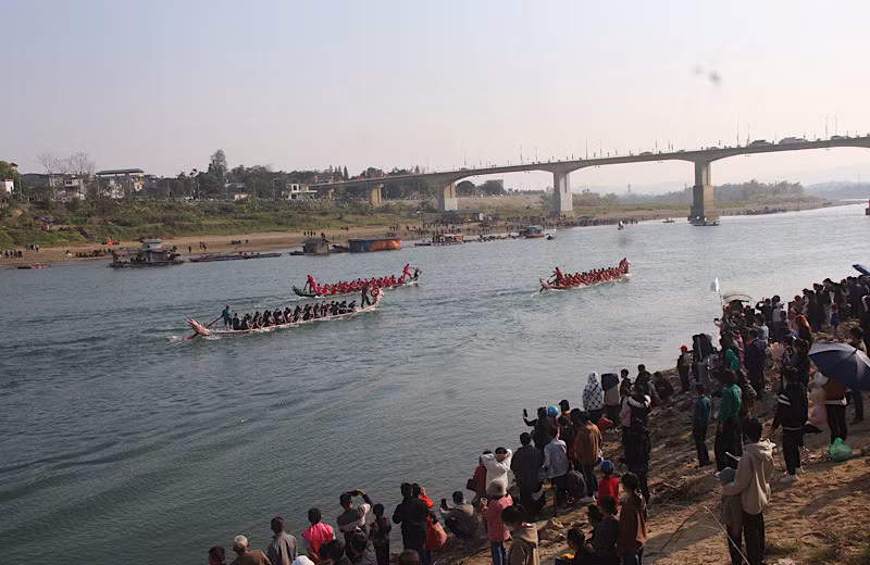 Các đội đua nỗ lực về đích.