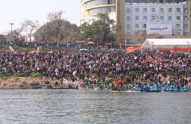Người dân thành phố và du khách hào hứng cổ vũ các đội đua thuyền.