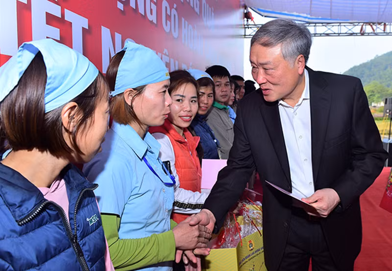 Đồng chí Nguyễn Hòa Bình tặng quà cho công nhân có hoàn cảnh khó khăn tại khu công nghiệp Long Bình An, thành phố Tuyên Quang.