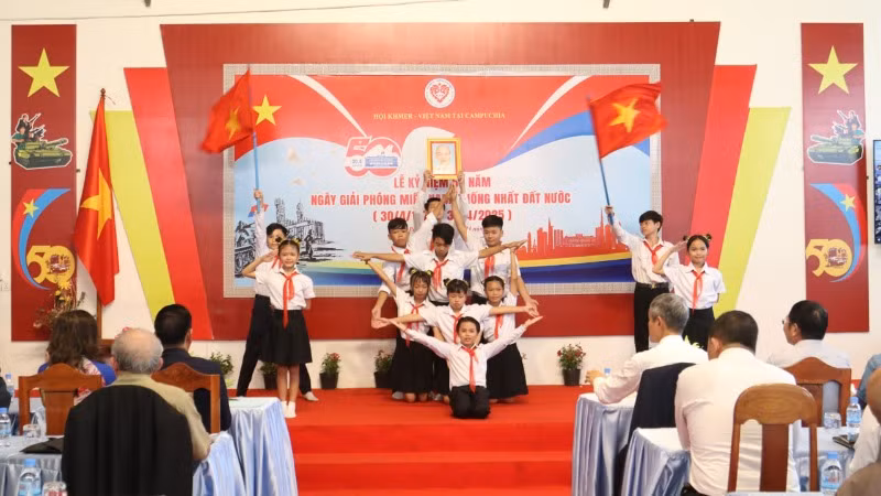 Tiết mục múa "Đất nước trọn niềm vui" do các học sinh Trường tiểu học Hữu nghị Khmer-Việt Nam Tân Tiến biểu diễn.