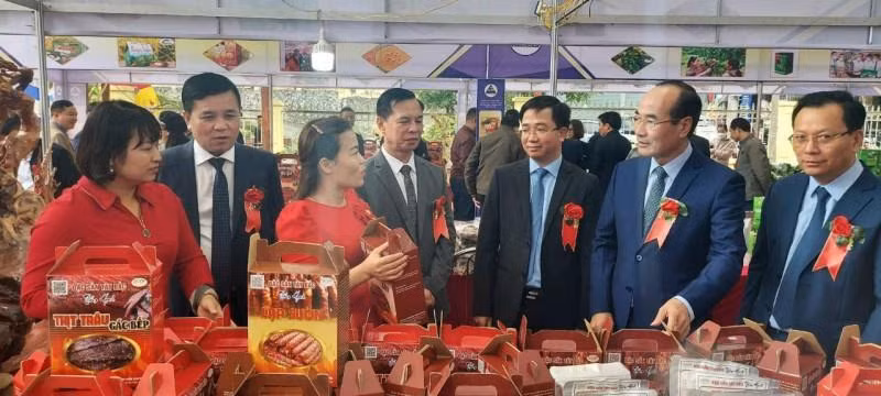 Gian hàng giới thiệu các đặc sản huyện Bảo Thắng (Lào Cai) tại một hội chợ thương mại.