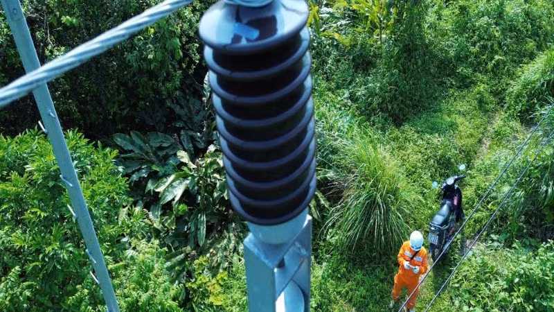 Kiểm tra các khiếm khuyết trên đường dây 35KV sử dụng thiết bị flycam.