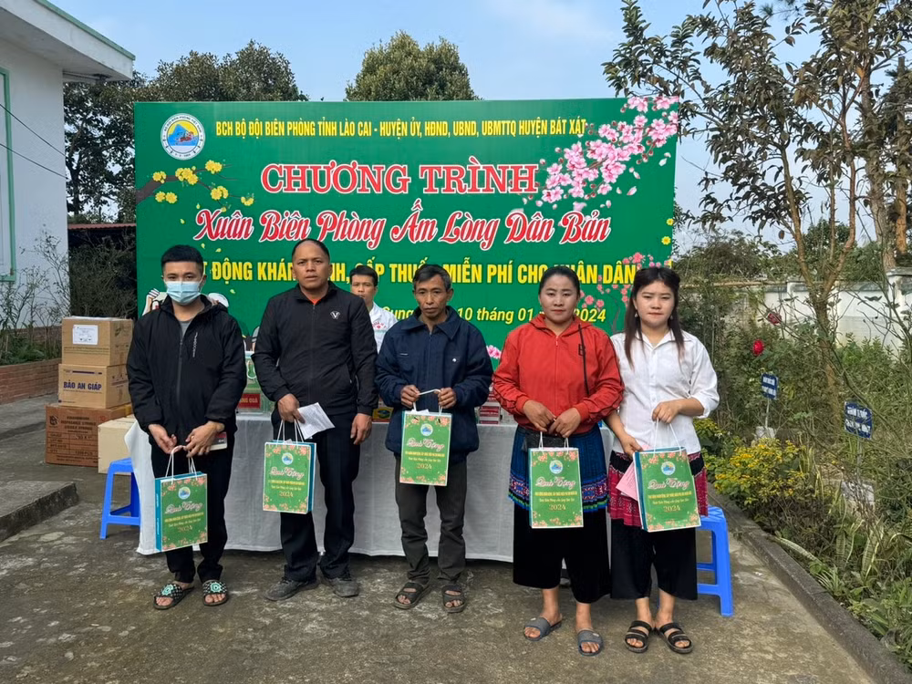 Bộ đội biên phòng cấp phát thuốc chữa bệnh cho đồng bào dân tộc ở xã A Mú Sung.