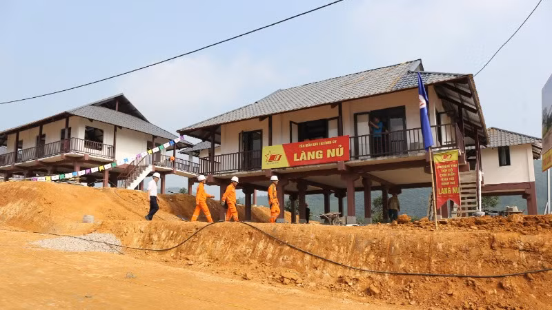 Chính thức đóng điện lưới quốc gia cho khu tái định cư Làng Nủ sáng 15/11.