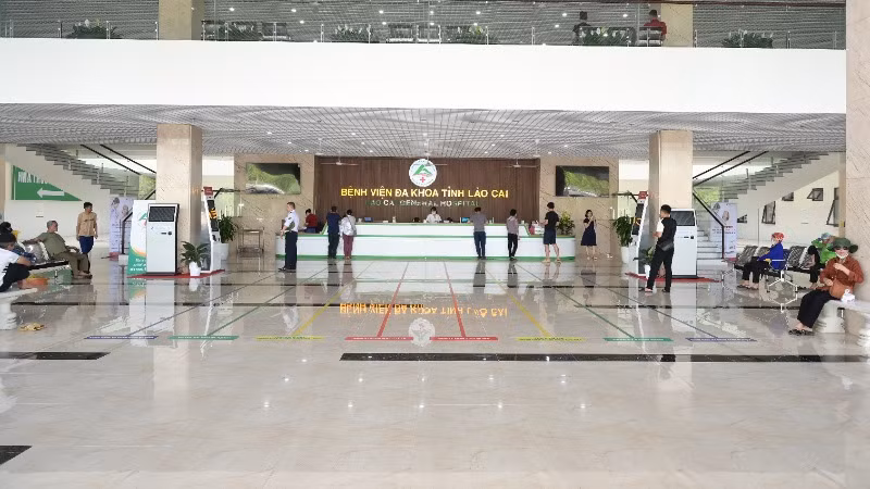 Khu vực đón tiếp bệnh nhân thông thoáng hiện đại tại Bệnh viện đa khoa tỉnh Lào Cai.